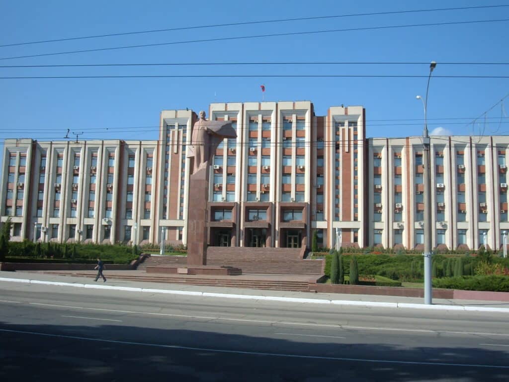 Более 25 тысяч человек ежедневно пересекают Днестр ради работы
