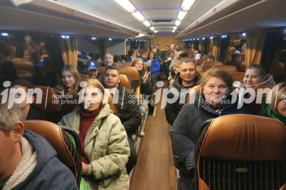 FOTO Moldovenii din Rusia, transportați organizat la secțiile de votare deschise la Moscova